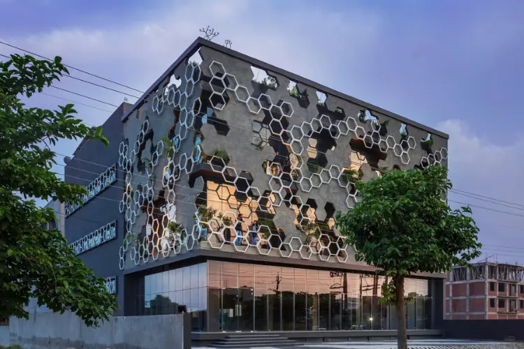 Hexalace: Commercial Work Space
